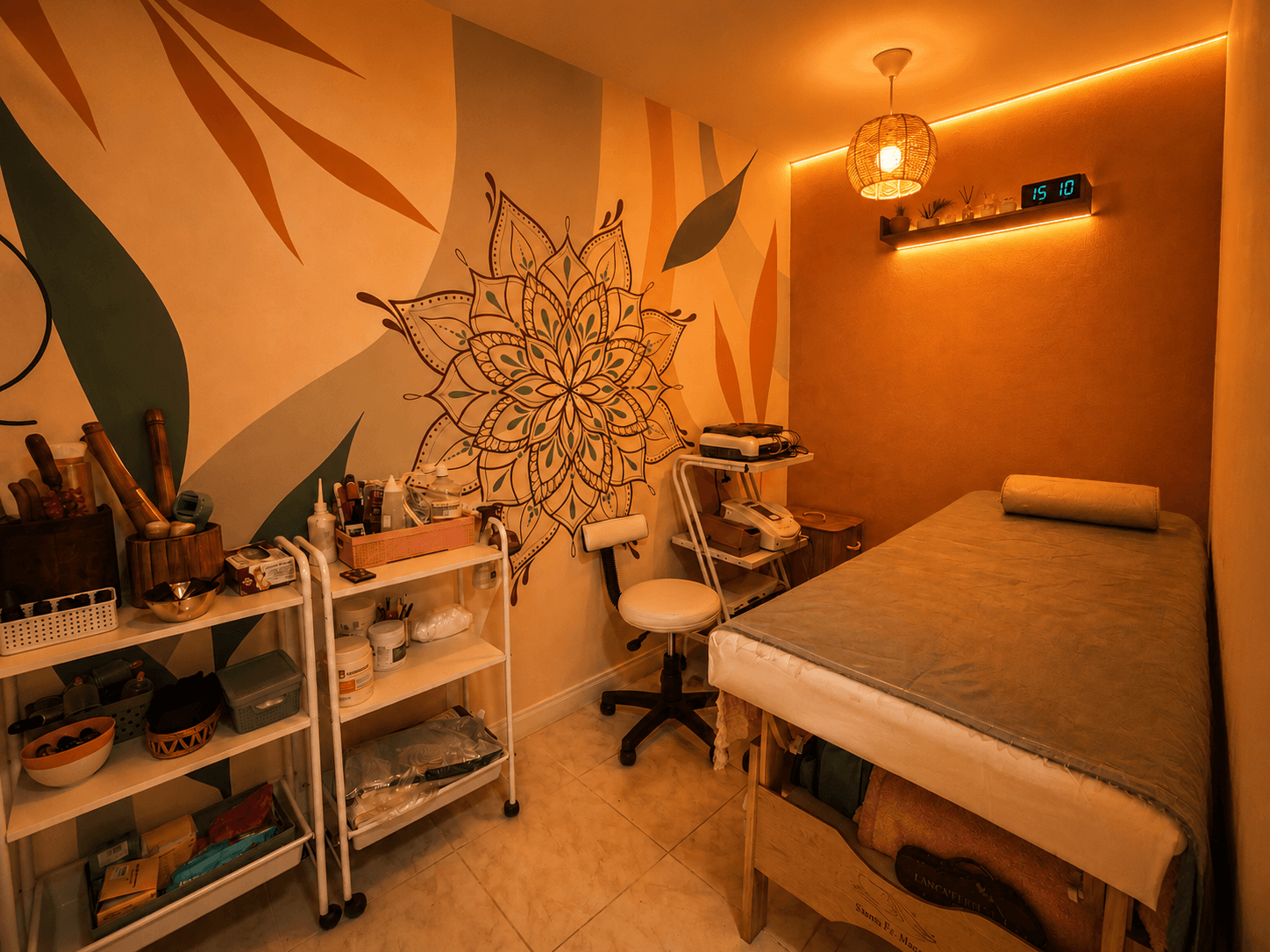 Sala de tratamento do Studio Eva Andrade com mural de mandala